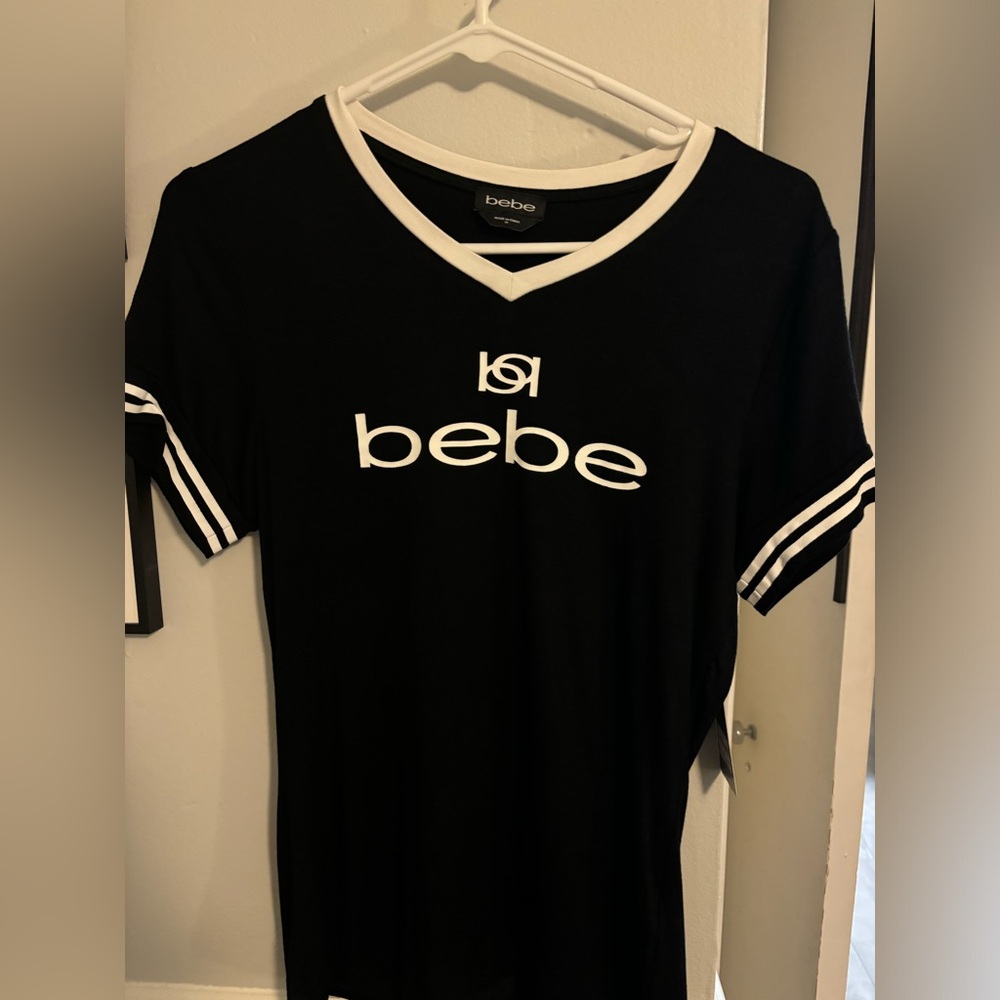 NWT Bebe Vneck